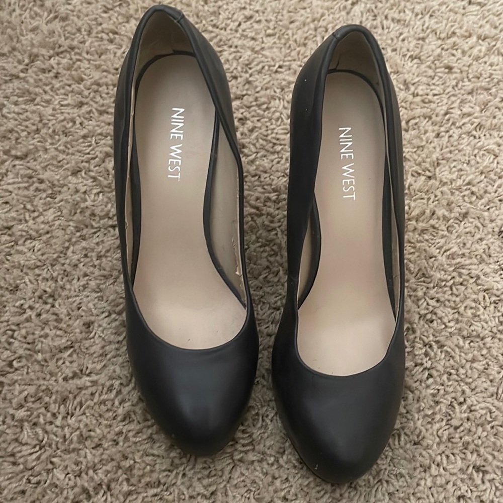 Nine West size 7 Black pumps